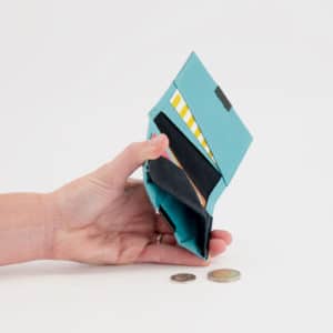 Wren Squarewallet teal openwithhand2